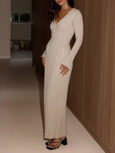 Robe longue élégante en maille côtelée beige avec col en V et manches longues ajustée