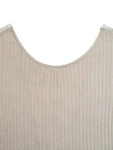 Détail macro du haut en maille côtelée avec dentelle blanche à l'épaule et col rond