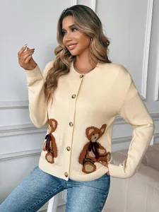 Gilet en maille beige avec motifs ours bruns et nœuds rouges 3D sur l'ourlet bas