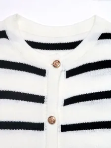 Détails du cardigan en maille avec rayures noires classiques et boutons dorés gaufrés