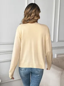 Vue arrière de cardigan ours jaune crème avec poignets et ourlet côtelés pour femmes