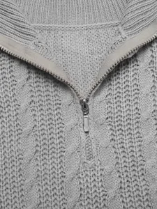 Dettaglio maglione grigio chiaro a trecce con mezza zip metallica e colletto rifinito