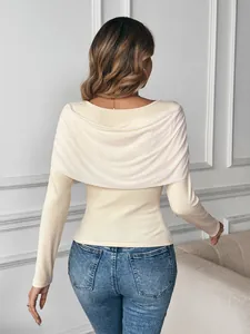 Haut ajusté beige élégant à manches longues avec un design sophistiqué à dos drapé