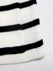 Gros plan détaillé sur un tricot rayé noir et blanc avec une finition en maille côtelée