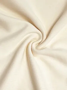 Vue détaillée de la texture du tricot côtelé blanc crème aux rayures verticales douces