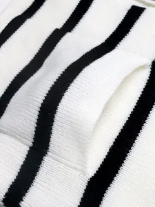 Vue macro d'un cardigan rayé montrant les détails de la poche et la texture du tricot
