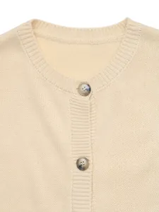 Détail d'un cardigan en maille beige avec col rond côtelé et boutons effet marbre brun