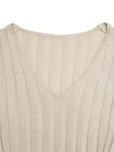 Vue détaillée de l'encolure en V et de la texture côtelée fine sur cette élégante robe en maille