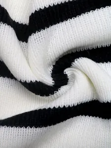 Détail du tissu en maille rayé noir et blanc avec une texture drapée élégante