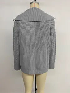 Dettaglio del maglione grigio a trecce con ampio colletto e texture a coste sul retro