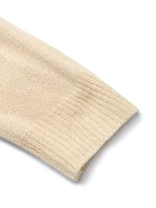 Détail du bord-côte des manches sur ce cardigan en maille beige minimaliste pour femme