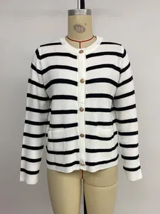 Détails du cardigan en maille rayé classique avec col rond et boutons dorés en métal