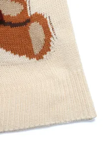Détail du tissu en maille avec motif d'ours et ourlet côtelé pour ce gilet doux