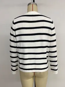 Détail des poignets côtelés et de l'ourlet sur le pull en maille à rayures noires et blanches