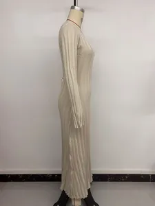 Vue détaillée latérale de robe maxi en maille beige montrant la coupe ajustée côtelée