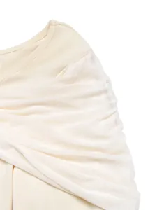 Détail de maille côtelée beige clair avec superposition de tulle délicat et texture plissée