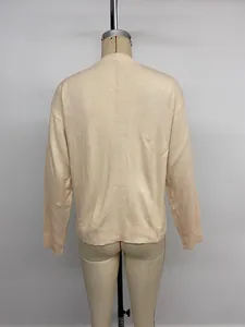 Vue arrière du cardigan en tricot crème avec poignets côtelés et texture douce
