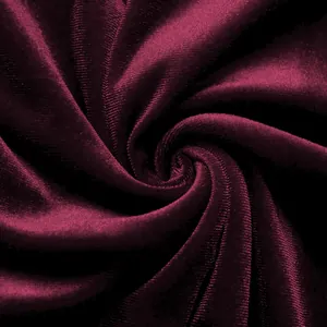 Gros plan sur le tissu en velours bordeaux profond montrant sa texture douce