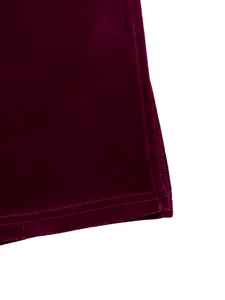 Makro-Detail des weinroten Samtkleids mit feinen Nähten und weicher Stoffstruktur