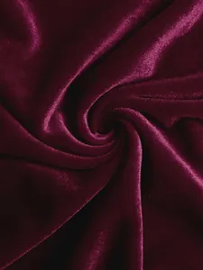Nahaufnahme von hochwertigem burgunderrotem Samtstoff mit edler Textur und Glanzfinish