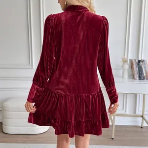 Elegantes weinrotes Samtkleid mit Rüschen und langen Ärmeln, Rückansicht des Kleides