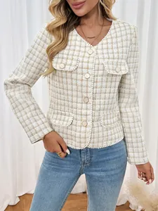 Detailopname van elegant tweed vest met parelafwerking en gouden knopen