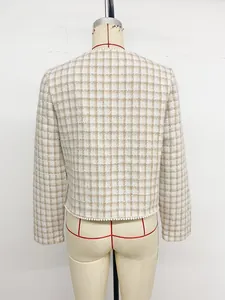 Detail van de achterkant van tweed jasje met elegante parels aan de onderste zoom