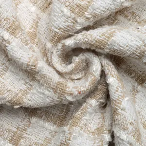 Macro-opname van elegante crème tweed stof met gouden lurex draden en weefstructuur