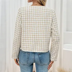 Elegante witte tweed jas voor dames met kralenafwerking en een slanke korte pasvorm