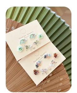 Detailansicht chinesischer Ohrring-Sets mit Fächern, Schmetterlingen und Rosenformen
