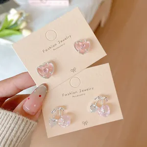 Boucles d'oreilles cerise rose et double cœur en argent au design minimaliste