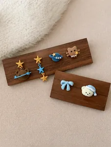 Detail von süßen Bären und Stern Ohrringen mit Beflockung auf Holzdisplay