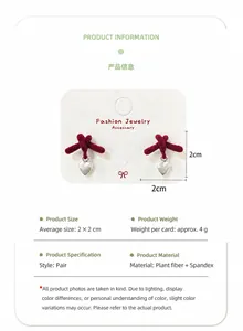 Dettaglio orecchini a fiocco rosso floccato con ciondolo a cuore in argento, 2x2cm
