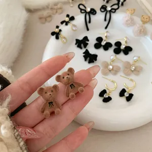 Orecchini a orsetto floccato marrone con fiocchi di velluto e perle in stile vintage