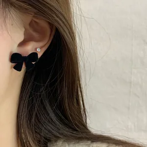 Orecchini vintage a fiocco in velluto nero con perni in argento e piccoli zirconi