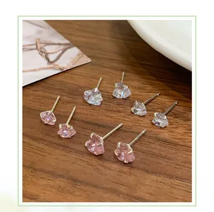 Gros plan de boucles d'oreilles cœur en zircon rose et clair avec sertissage en argent