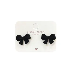 Eleganti orecchini a fiocco in velluto nero su espositore dallo stile vintage francese