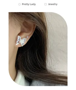 Nahaufnahme eines eleganten Zirkonia-Schmetterlings-Ohrsteckers am Ohr eines Modells