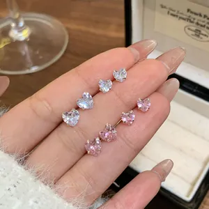 Set de puces d'oreilles cœurs en zircone rose et transparente avec finition argentée