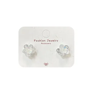 Elegante Zirkonia Blumenohrstecker mit Perlenmitte auf einer Basis aus Silber
