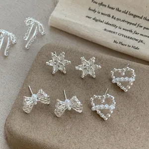 Set di orecchini a lobo in argento con fiocco e perle, design a cuore e fiocco