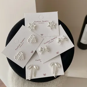 Set di 5 paia di orecchini d'argento con fiocchi e perle su supporto Fashion Jewelry