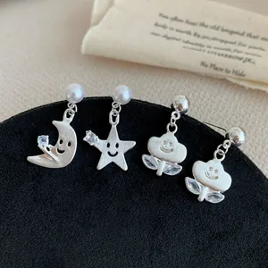 Minimalistische silberfarbene asymmetrische Ohrringe mit Stern, Mond und Smiley-Anhängern