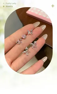 Dettaglio degli orecchini a farfalla in zircone rosa con rifiniture in argento