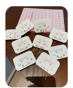 Dettaglio del set di orecchini a farfalla in argento con zirconi rosa su cartoncino