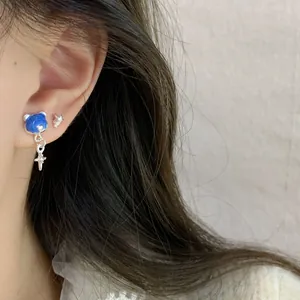 Set di orecchini a perno con orsetto blu stellato e pendenti a stella d'argento