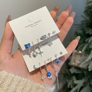 Set di orecchini a perno con orsetti blu stellati e ciondoli a forma di pianeta d'argento