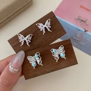 Squisiti orecchini a farfalla e fiocco con zircone rosa e finitura in smalto blu