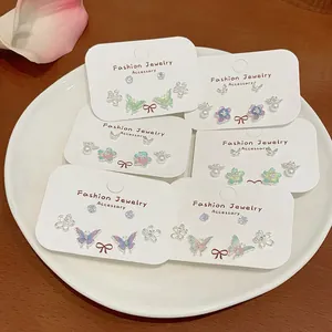 Parure de boucles d'oreilles papillon menthe avec fleurs et perles sur plateau