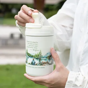 Thermos da campeggio minimalista in acciaio inox bianco con illustrazione di montagna